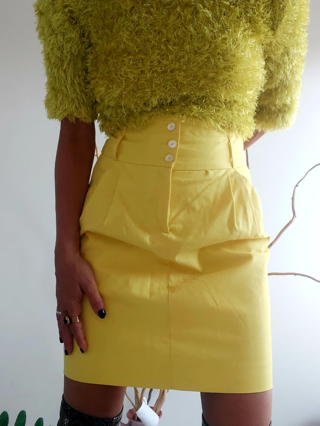 Slika: Žuta suknja visokog struka sa džepovima