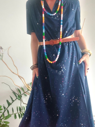 Slika: Vintage midi plava haljina u stilu šezdesetih